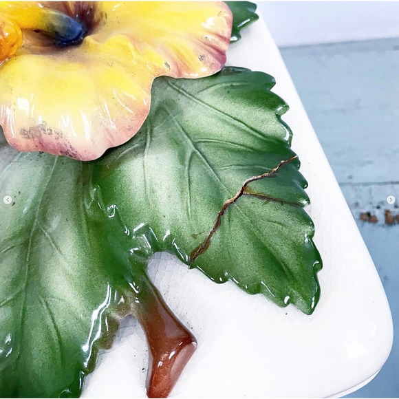 Vintage Dresser Box Trinket Jewelry Vanity Sculpted Yellow Gold Flower Lid - Picture 4 of 8